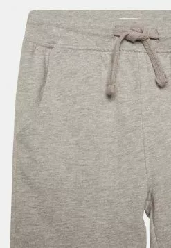 Friboo Niños 3 PACK BASIC BOYS SWEATPANTS - Pantalones Deportivos - Grey, Ochre, Blue 9 Friboo Niños 3 PACK BASIC BOYS SWEATPANTS - Pantalones Deportivos - Grey, Ochre, Blue -Tienda Friboo barata 6a01cead0883446baff9ac62825ee245