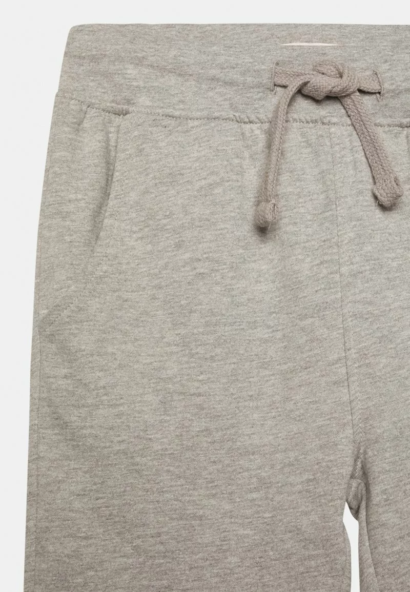 Friboo Niños 3 PACK BASIC BOYS SWEATPANTS - Pantalones Deportivos - Grey, Ochre, Blue 6 Friboo Niños 3 PACK BASIC BOYS SWEATPANTS - Pantalones Deportivos - Grey, Ochre, Blue - Imagen 4