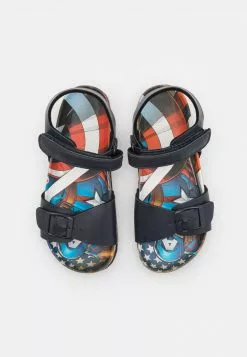 Friboo Unisexo MARVEL CAPTAIN AMERICA STRAPPY SANDALS UNISEX - Sandalias - Dark Blue 11 Friboo Unisexo MARVEL CAPTAIN AMERICA STRAPPY SANDALS UNISEX - Sandalias - Dark Blue -Tienda Friboo barata b046cd78c0434d58a3b89d7fef38823f