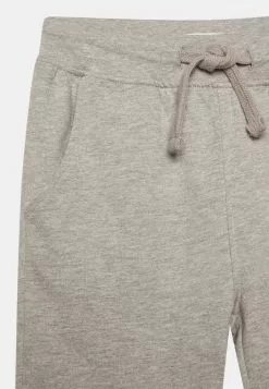 Friboo Niños 3 PACK BASIC BOYS SWEATPANTS - Pantalones Deportivos - Grey, Blue, Red 9 Friboo Niños 3 PACK BASIC BOYS SWEATPANTS - Pantalones Deportivos - Grey, Blue, Red -Tienda Friboo barata f6494189a19145e9a94ce95bcea7d004