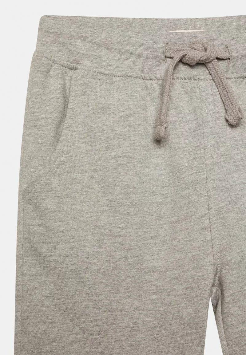 Friboo Niños 3 PACK BASIC BOYS SWEATPANTS - Pantalones Deportivos - Grey, Blue, Red 6 Friboo Niños 3 PACK BASIC BOYS SWEATPANTS - Pantalones Deportivos - Grey, Blue, Red - Imagen 4